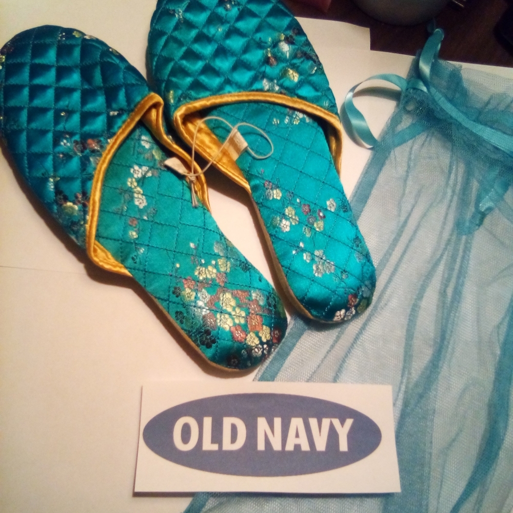 🌺🌺 Old Navy Slippers in oriental print 🌺🌺